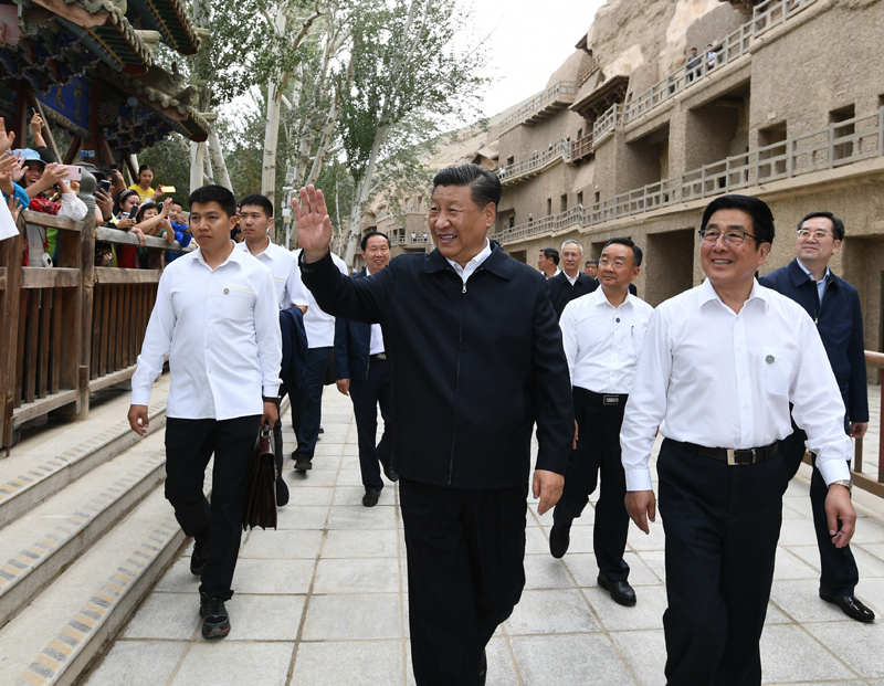 8月19日至22日，中共中央總書記、國家主席、中央軍委主席習近平在甘肅考察。這是19日下午，習近平在敦煌莫高窟考察調研時，向正在參觀的游客親切招手致意。