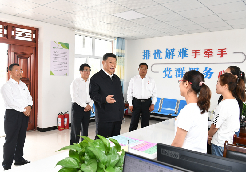 8月19日至22日，中共中央總書記、國家主席、中央軍委主席習近平在甘肅考察。這是21日上午，習近平在武威市古浪縣黃花灘生態移民區富民新村黨群服務中心考察。