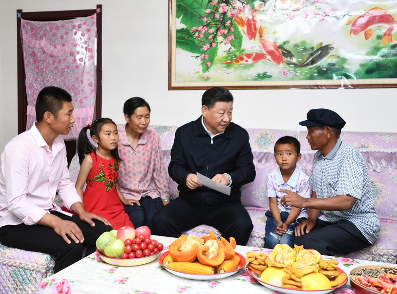 8月19日至22日，中共中央總書記、國家主席、中央軍委主席習近平在甘肅考察。這是21日上午，習近平在武威市古浪縣黃花灘生態移民區富民新村村民李應川家，同李應川一家拉家常。