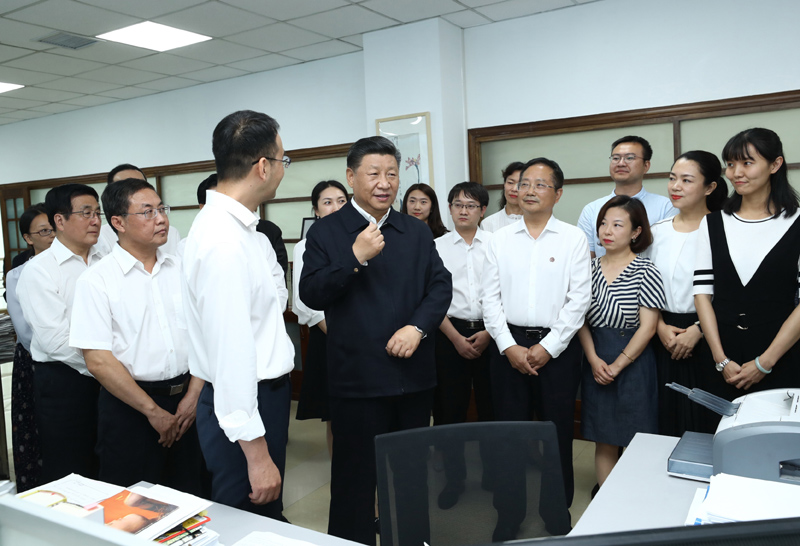 8月19日至22日，中共中央總書記、國家主席、中央軍委主席習近平在甘肅考察。這是21日下午，習近平在《讀者》編輯部同工作人員交流，勉勵他們為人民提供更多優秀精神食糧。