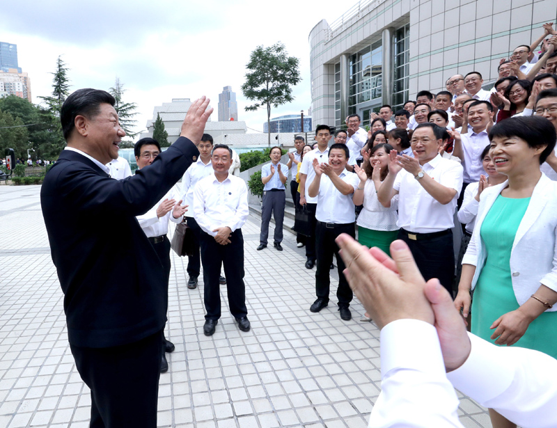 8月19日至22日，中共中央總書記、國家主席、中央軍委主席習近平在甘肅考察。這是21日下午，習近平在讀者出版集團有限公司同工作人員親切交談。