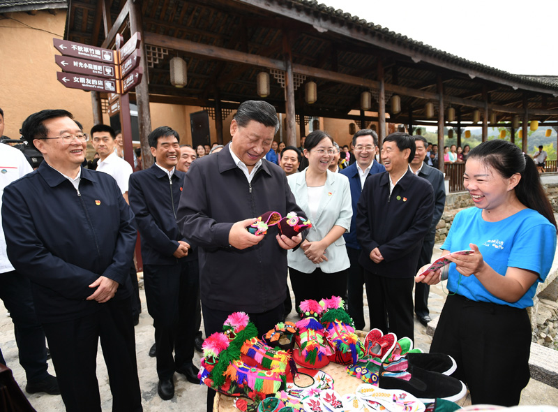 　　9月16日至18日，中共中央總書記、國家主席、中央軍委主席習(xí)近平在河南考察。這是16日下午，習(xí)近平在信陽市新縣田鋪鄉(xiāng)田鋪大塆考察調(diào)研。 新華社記者 謝環(huán)馳 攝