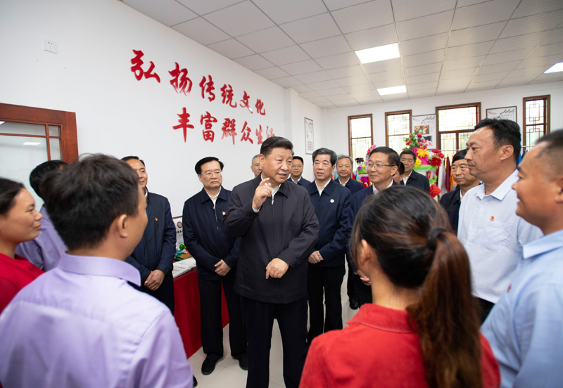 9月16日至18日，中共中央總書記、國家主席、中央軍委主席習(xí)近平在河南考察。這是17日上午，習(xí)近平在信陽市光山縣文殊鄉(xiāng)東岳村文化接待中心，同當(dāng)?shù)孛撠氈赂粠ь^人親切交流，勉勵(lì)他們帶動(dòng)更多鄉(xiāng)親們致富。新華社記者 謝環(huán)馳 攝